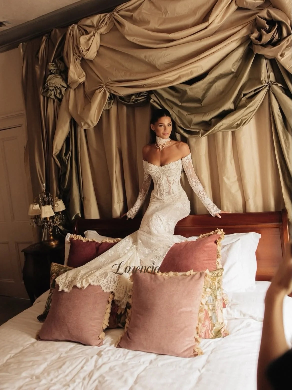 Long Sleeves Lace Wedding Dresses with Choker Pearls Baeding Basque Waist