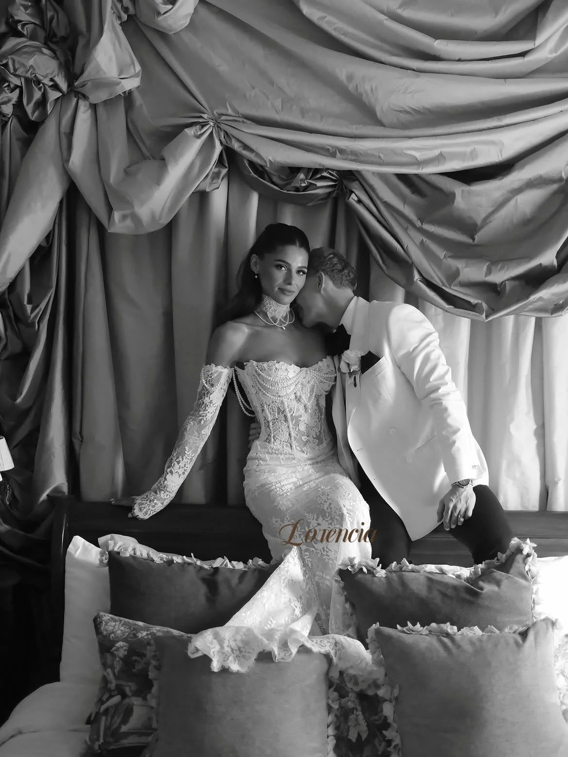 Long Sleeves Lace Wedding Dresses with Choker Pearls Baeding Basque Waist
