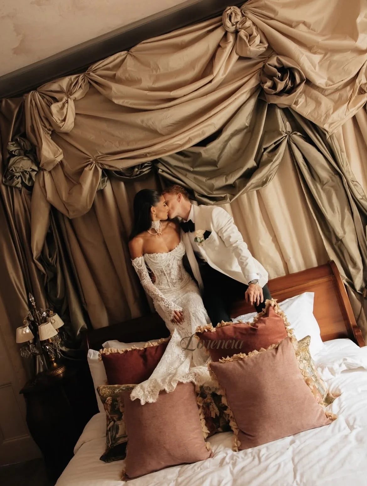 Long Sleeves Lace Wedding Dresses with Choker Pearls Baeding Basque Waist