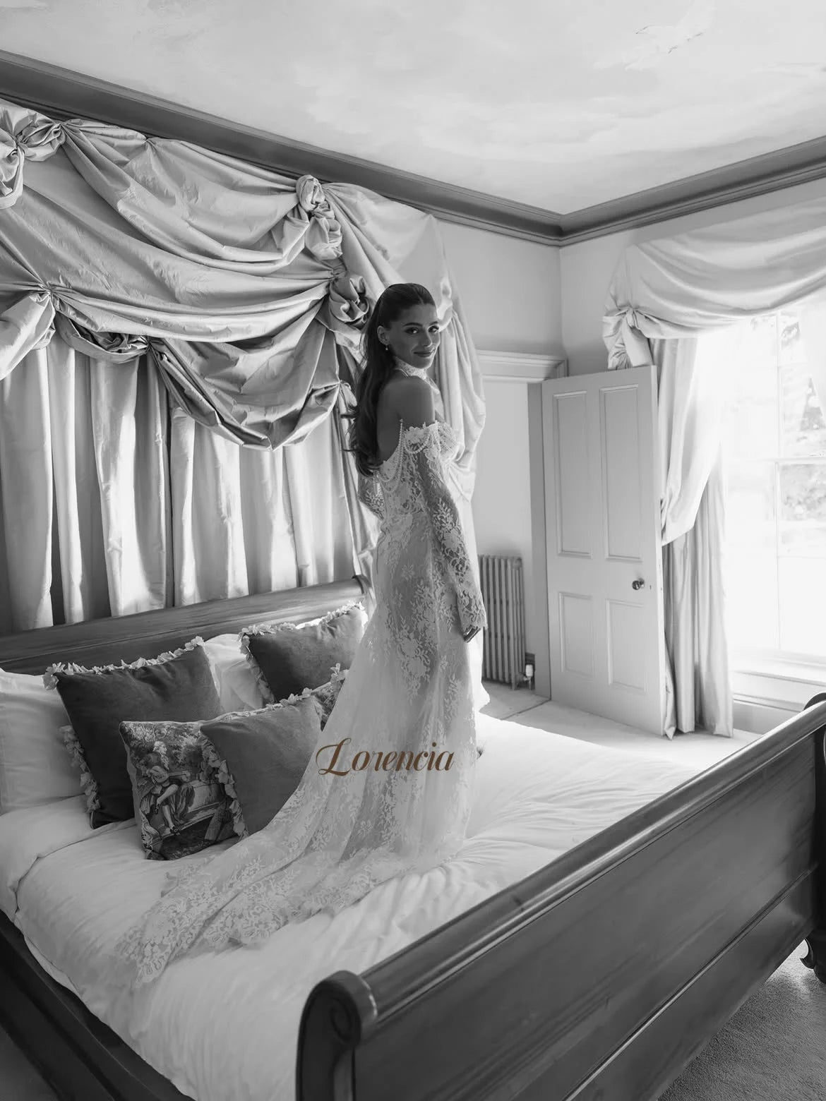 Long Sleeves Lace Wedding Dresses with Choker Pearls Baeding Basque Waist